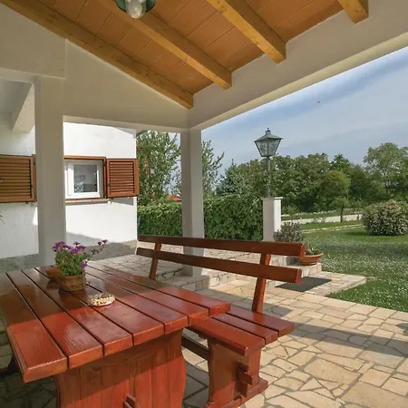 Holiday Vrecari I לאבין